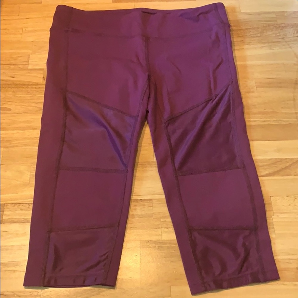 Moto-styled ALO Yoga capri leggings